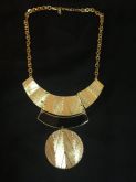 Maxi colar Dourado com detalhe preto.