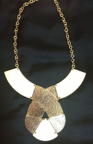 Maxi colar com detalhe branco.