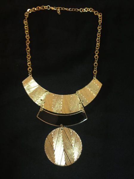 Maxi colar Dourado com detalhe preto.